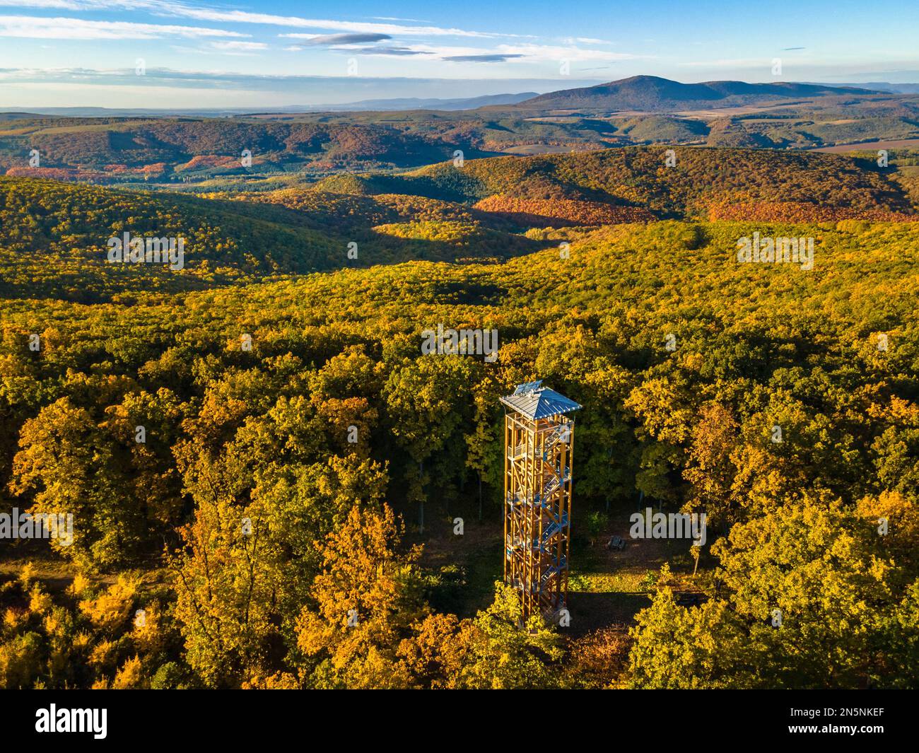 Vue aérienne de la forêt dans les belles couleurs d'automne dans les montagnes Cserhát, avec le spectaculaire belvédère Prónay dans le centre, Alsópetény, Hongrie Banque D'Images