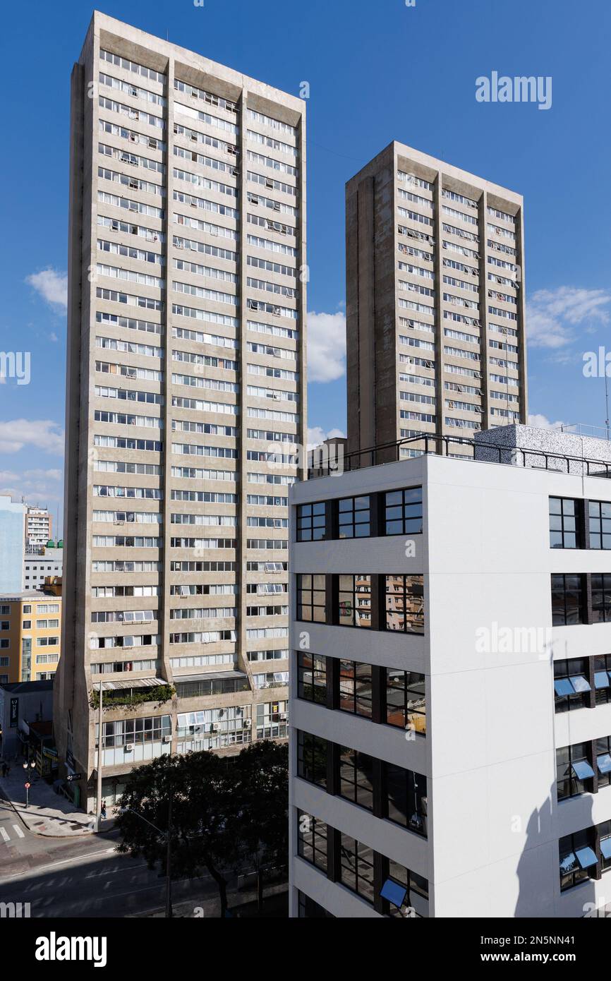 Une photo verticale de deux bâtiments modernes similaires Banque D'Images