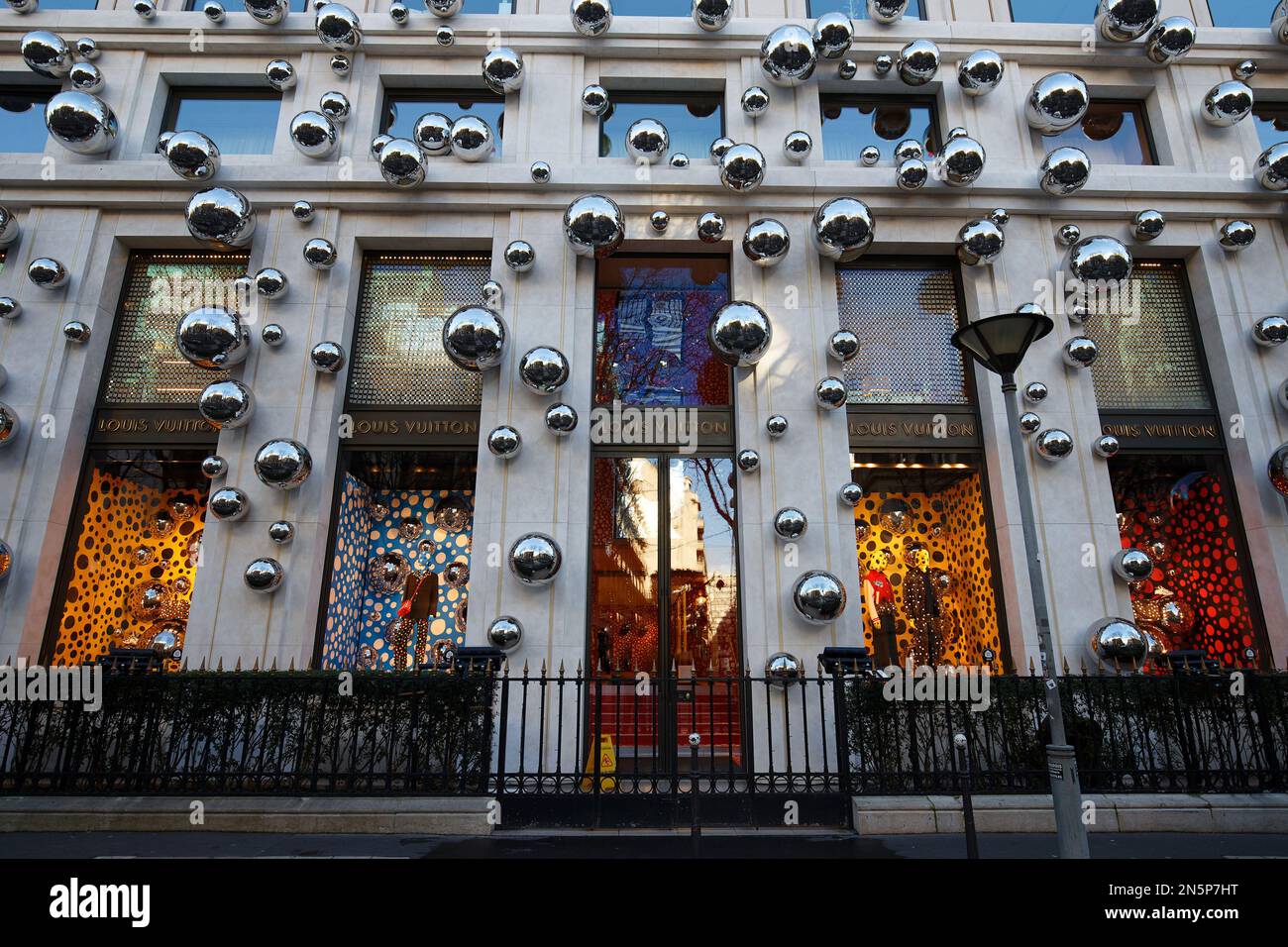 Boutique de luxe de Louis Vuitton sur l'avenue Montaigne à Paris, France.  Vue sur la magnifique vitrine Photo Stock - Alamy