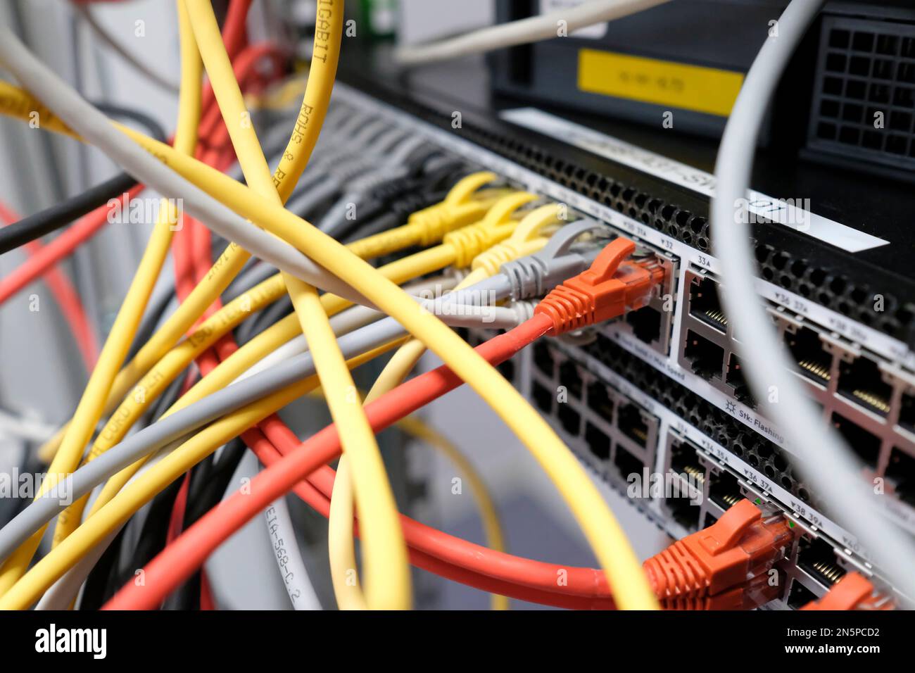 Technologie réseau - plusieurs câbles colorés dans une SALLE INFORMATIQUE et serveur Banque D'Images
