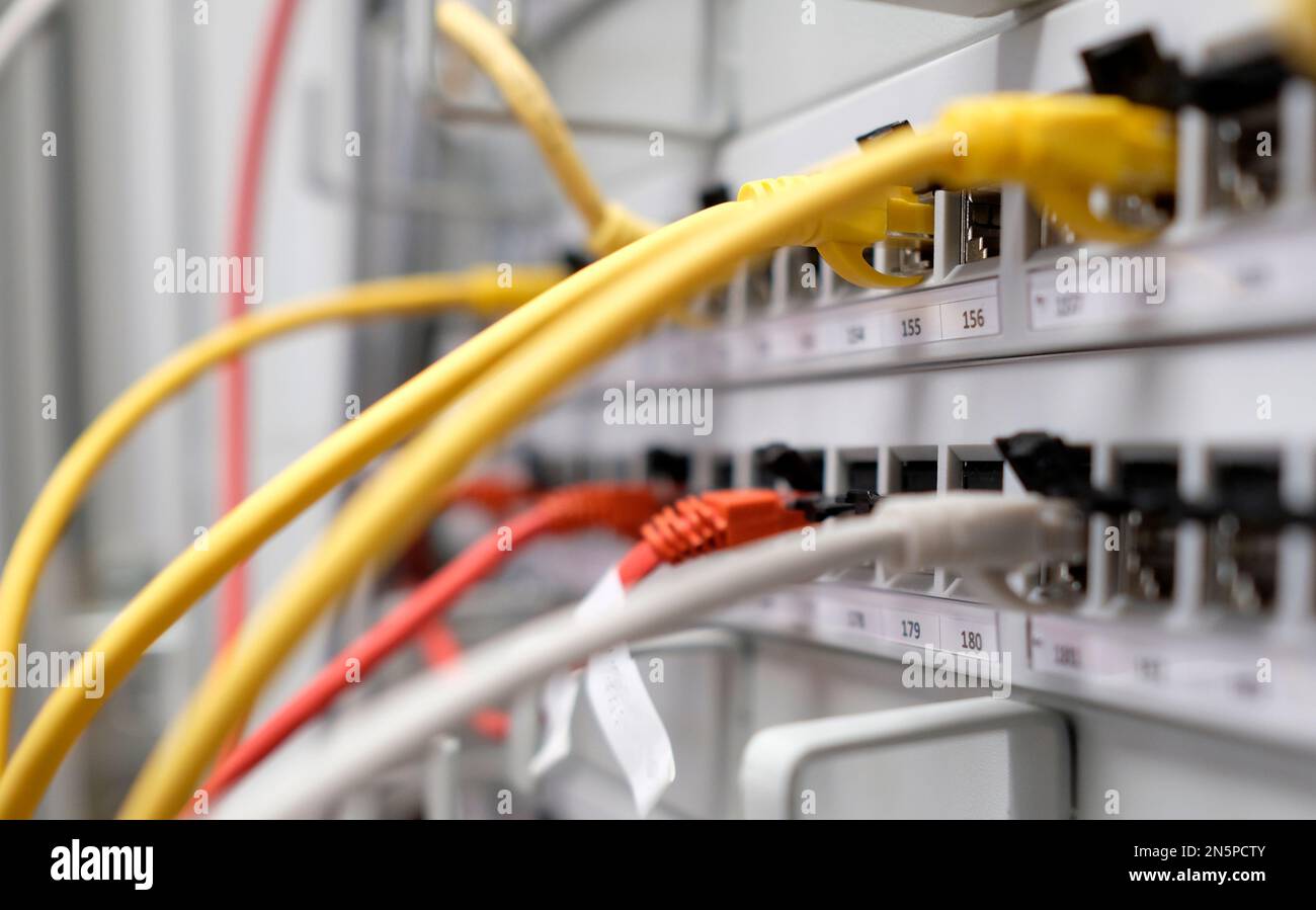 Technologie réseau - plusieurs câbles colorés dans une SALLE INFORMATIQUE et serveur Banque D'Images