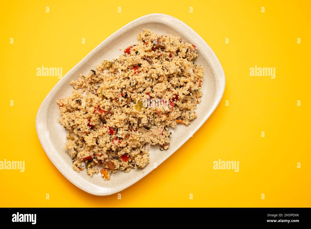 Couscous avec légumes dans un plat à la fourchette Banque D'Images