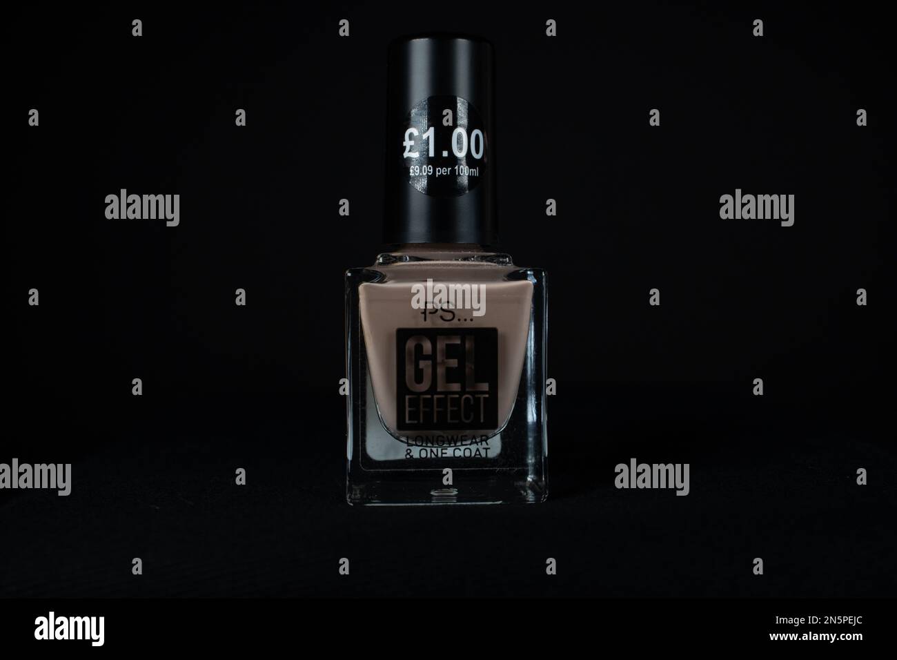 EXETER, DEVON, Royaume-Uni - 10 JANVIER 2023 Primark Company PS... Gel effet Nail Polissant bouteille de À PEINE LÀ Banque D'Images