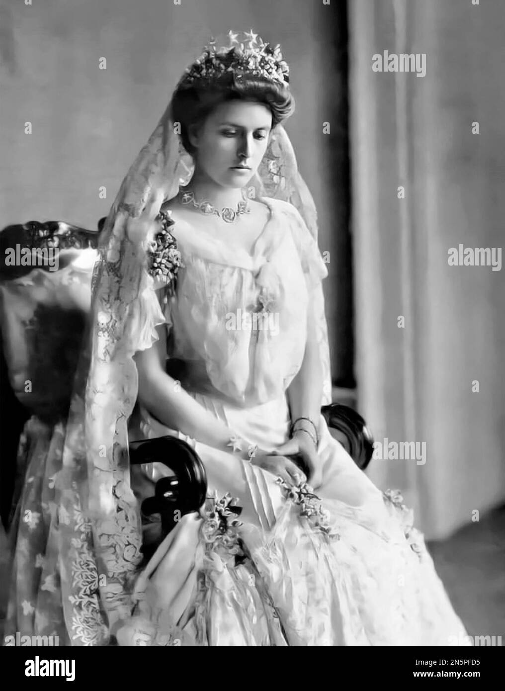 Princesse Alice de Battenberg. Portrait de la mère du prince Philip, princesse Alice de Battenberg (Victoria Alice Elizabeth Julia Marie : 1885 -1969) le jour de son mariage, 1903 Banque D'Images