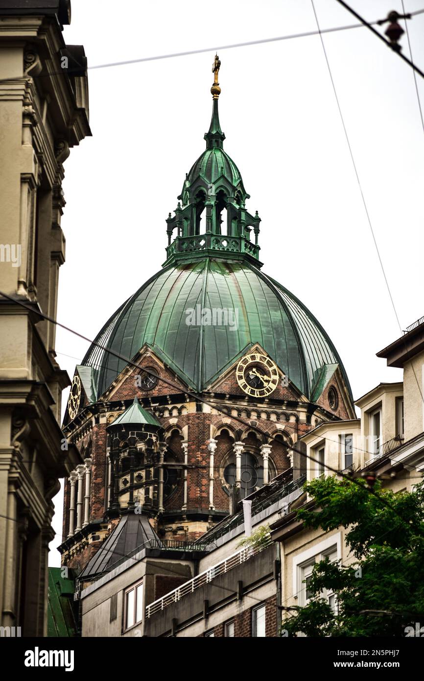 Une verticale de la tour dôme d'un bâtiment d'église à Munich, Allemagne Banque D'Images