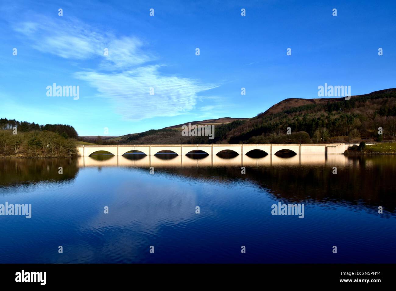 Le pont routier de A57 franchissant le réservoir Ladybower. Banque D'Images