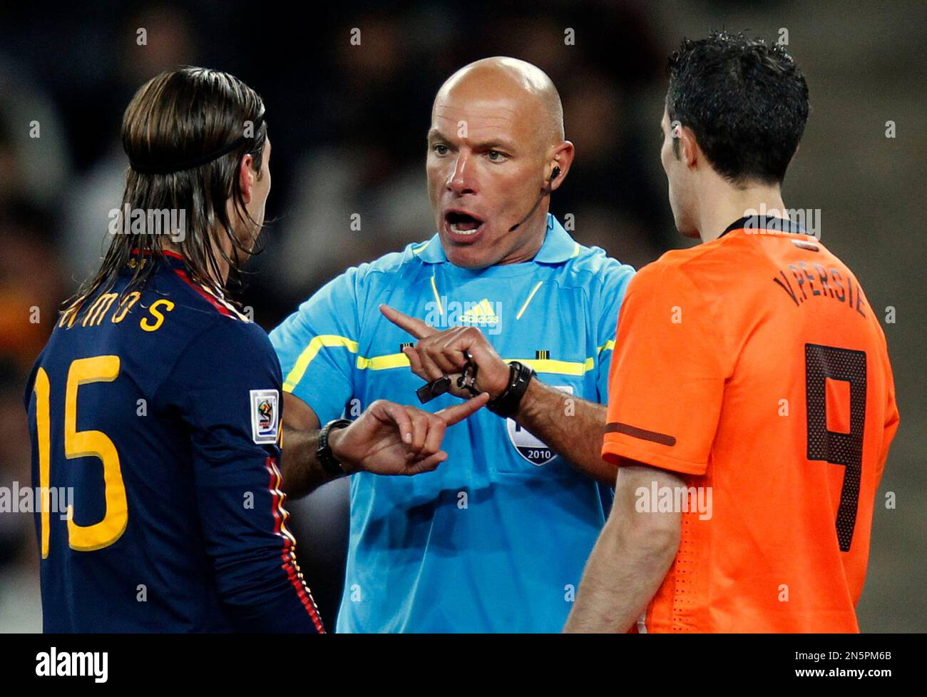 FILE - In this Sunday, July 11, 2010 file photo, referee Howard Webb of England, center, speaks with Spain's Sergio Ramos, left, and Netherlands' Robin van Persie during the World Cup final soccer match between the Netherlands and Spain at Soccer City in Johannesburg, South Africa. FIFA selected World Cup final referee Howard Webb on Wedensday Jan. 15, 2014, as one of the 25 who will officiate at the 2014 tournament in Brazil. (AP Photo/Luca Bruno, File) Banque D'Images