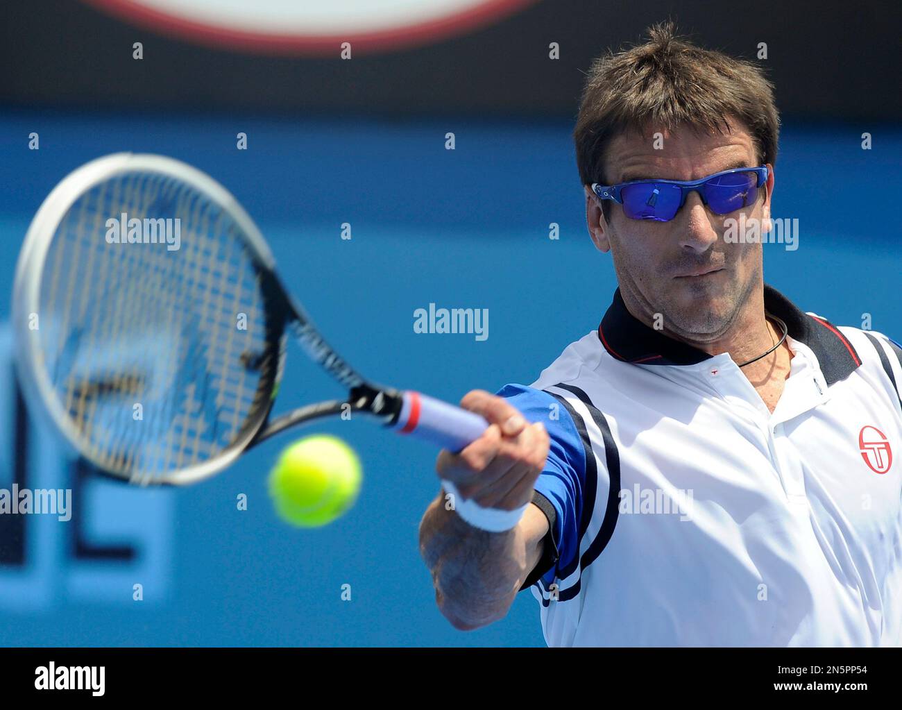 Tommy Robredo of Spain makes a forehand return to Julien Benneteau of France during their second round match at the Australian Open tennis championship in Melbourne, Australia, Wednesday, Jan. 15, 2014. (AP Photo/Andrew Brownbill) Banque D'Images