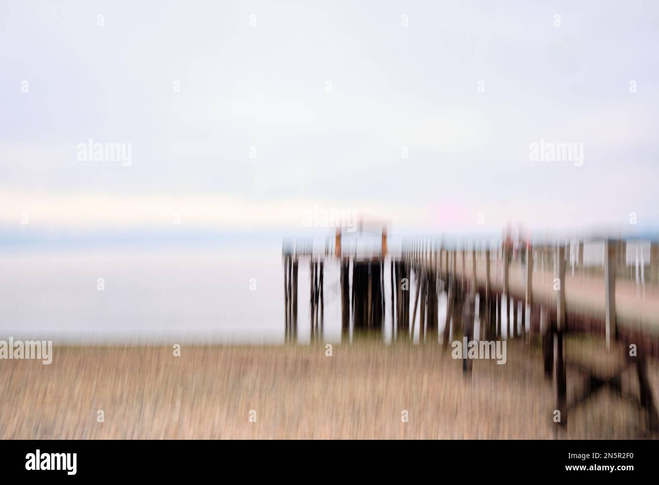 Image de mouvement intentionnel de caméra (ICM) du quai de Davis Bay et de la plage de galets le jour couvert. Sechelt, C.-B. Banque D'Images