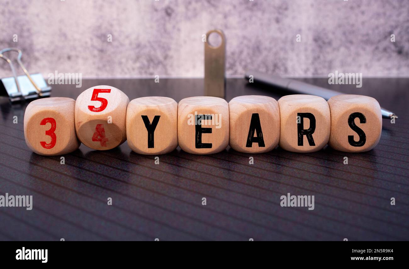 Carte d'anniversaire de bougies avec le numéro 35, numéros d'or de bougies pour les félicitations pour tout séjour Banque D'Images