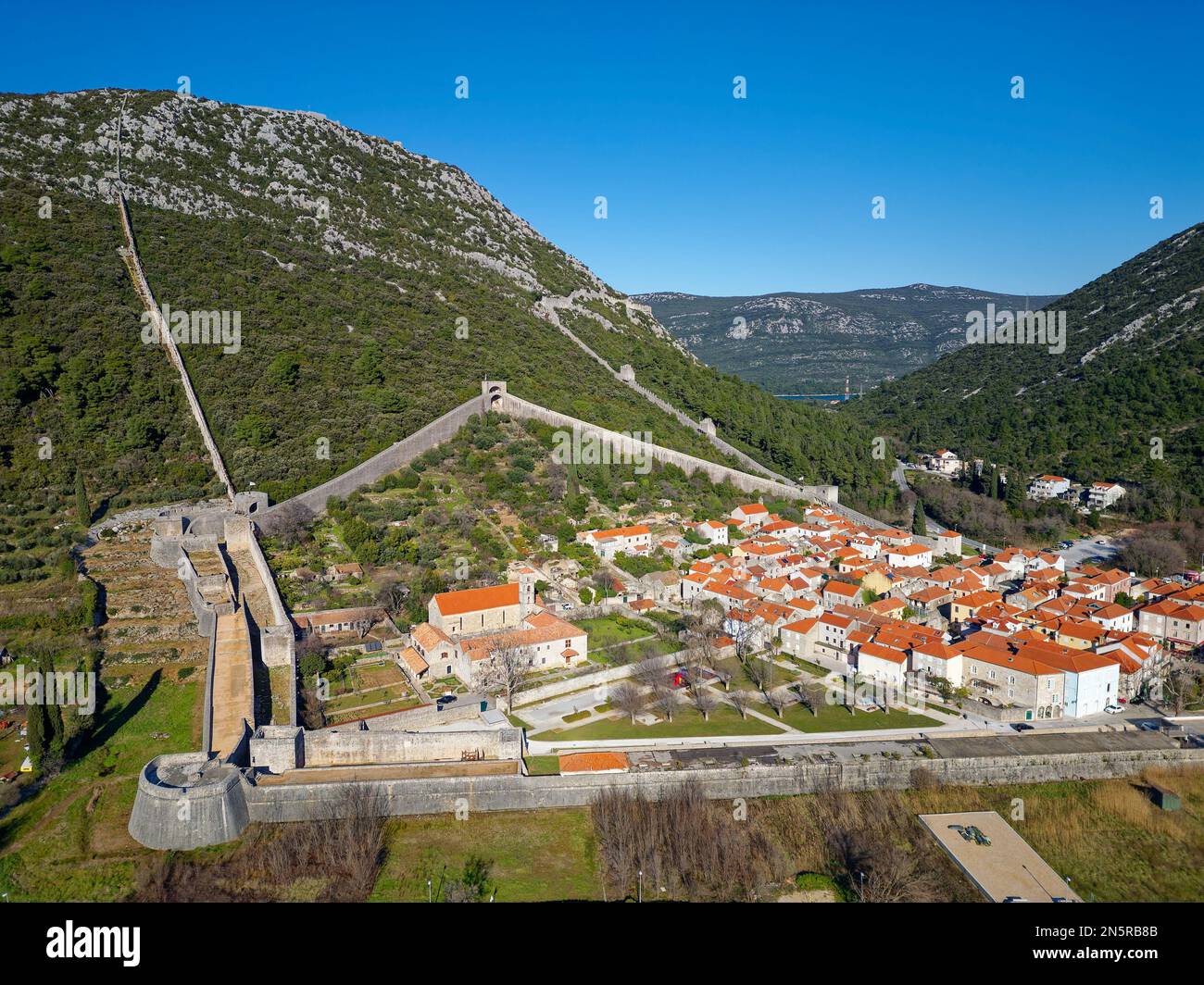 Vue aérienne sur les murs fortifiés de la ville de Ston en Croatie. Tourisme près de la mer Adriatique. Visites historiques. Banque D'Images