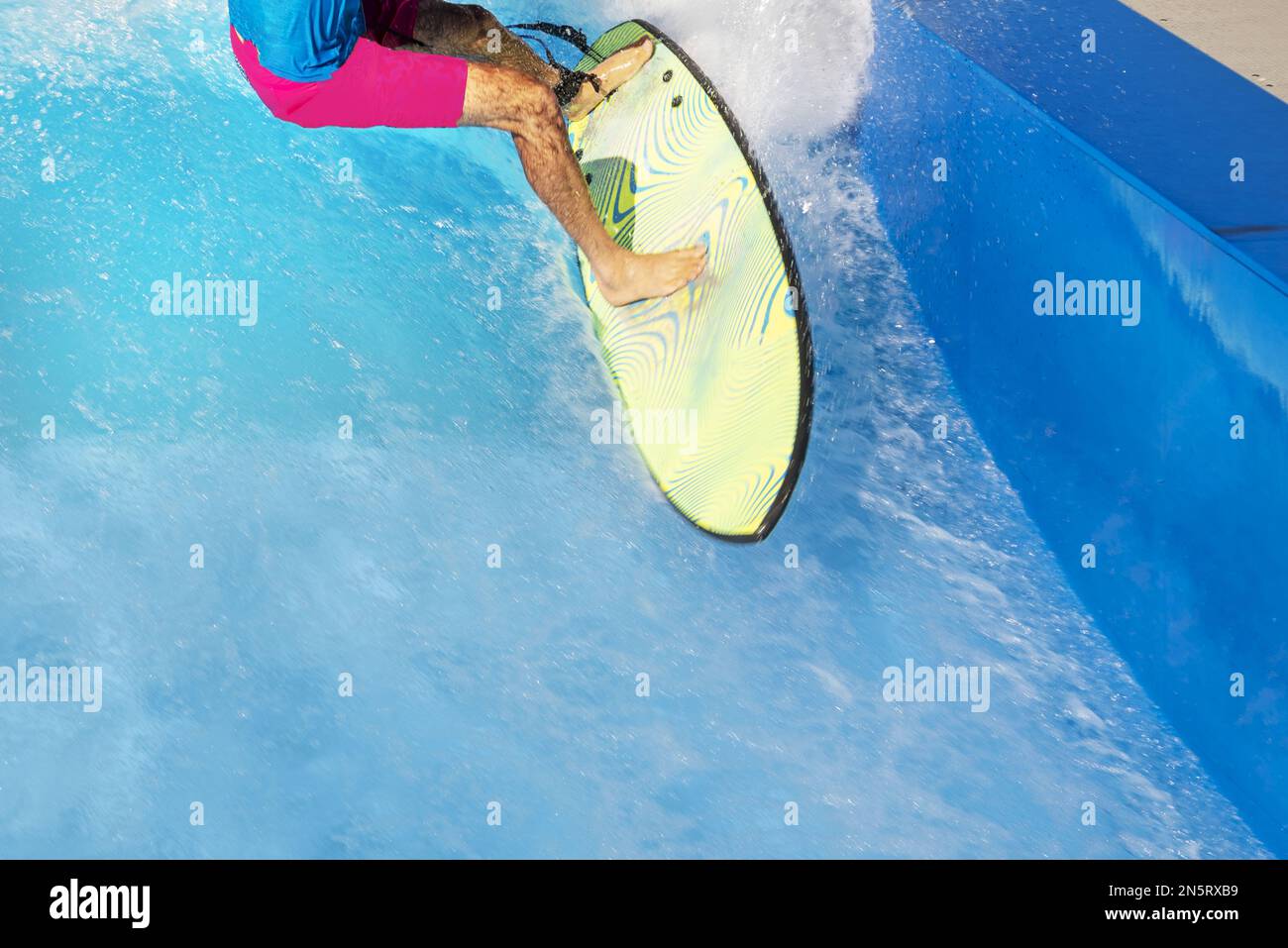 Surfeur sur sa planche dans une piscine à vagues Banque D'Images