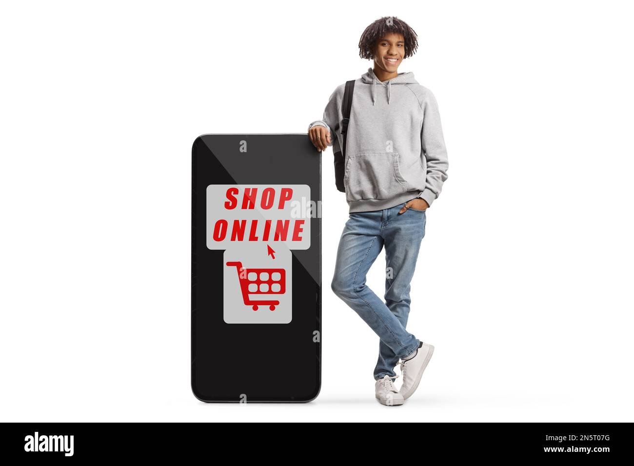 Jeune afro-américain souriant et pendu sur un grand téléphone mobile avec boutique de texte en ligne isolée sur fond blanc Banque D'Images Jeune afro-américain souriant et pendu sur un grand téléphone mobile avec boutique de texte en ligne isolée sur fond blanc Banque D'Images