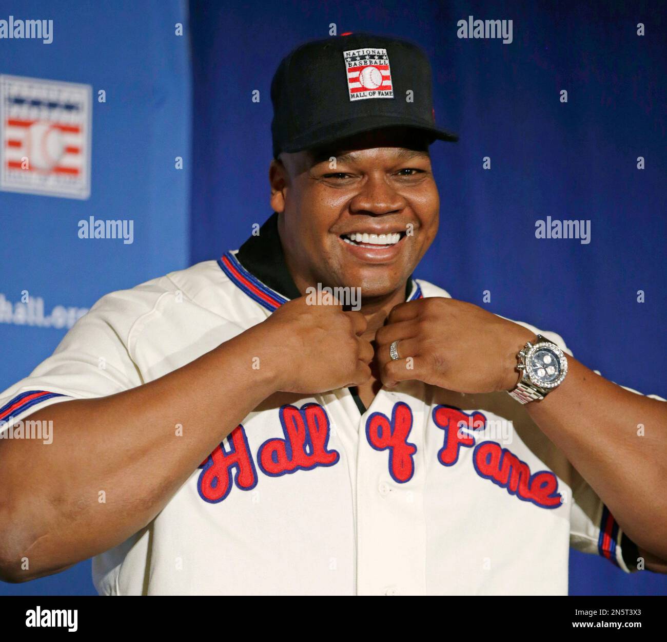 Former Chicago White Sox slugger Frank Thomas dons his Hall of Fame cap and jersey during a press conference announcing his election into the National Baseball Hall of Fame, Thursday, Jan. 9, 2014, in New York. Thomas will be inducted into the Hall of Fame in Cooperstown, N.Y. in July 2014. (AP Photo/Kathy Willens) Banque D'Images