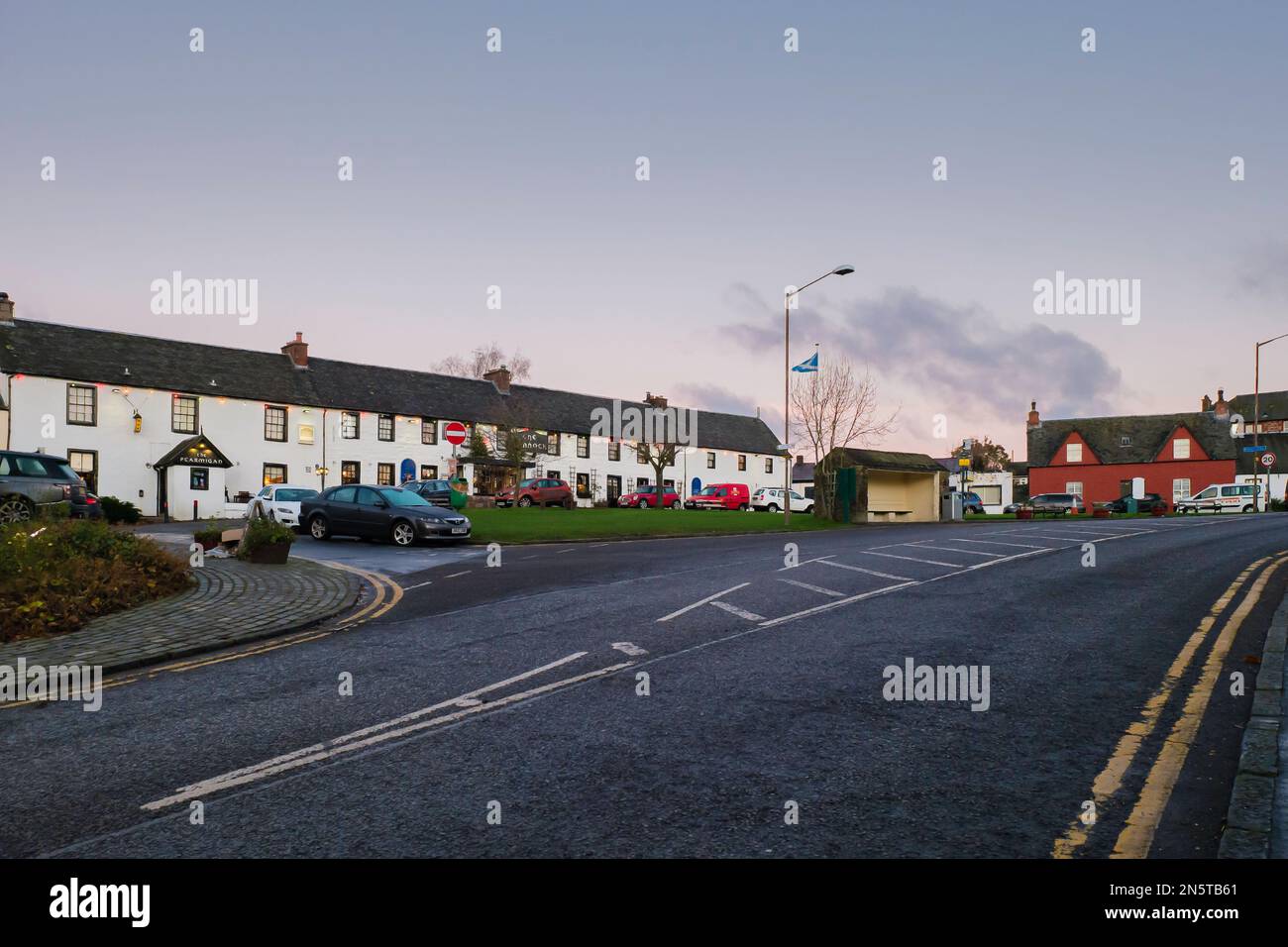 La place du village à Drymen, le point de départ du sentier de randonnée à longue distance Rob Roy Way reliant Drymen à Pitlochry dans les Highlands écossais. Banque D'Images