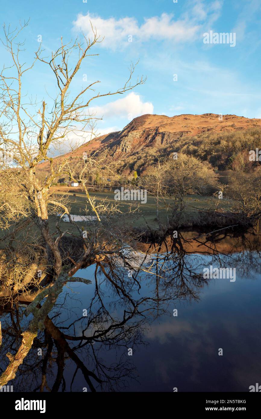 Craigmore Hill au-dessus d'AberDoyle, les Trossachs, en Écosse, vu depuis le sentier de la grande distance Rob Roy Way. Banque D'Images