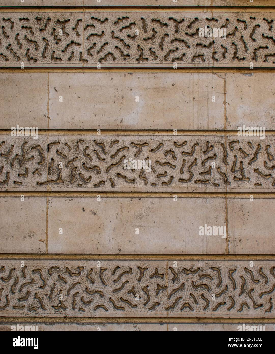 Calcaire d'un bâtiment haussmannien avec frise (Paris, France) Banque D'Images
