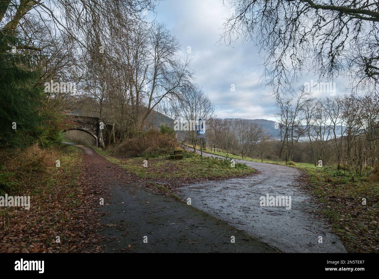 Lochearnhead, Perthshire, Southern Highlands of Scotland. 27 novembre 2016. La route Rob Roy Way à la jonction Lochearnhead, Glen Ogle. Banque D'Images