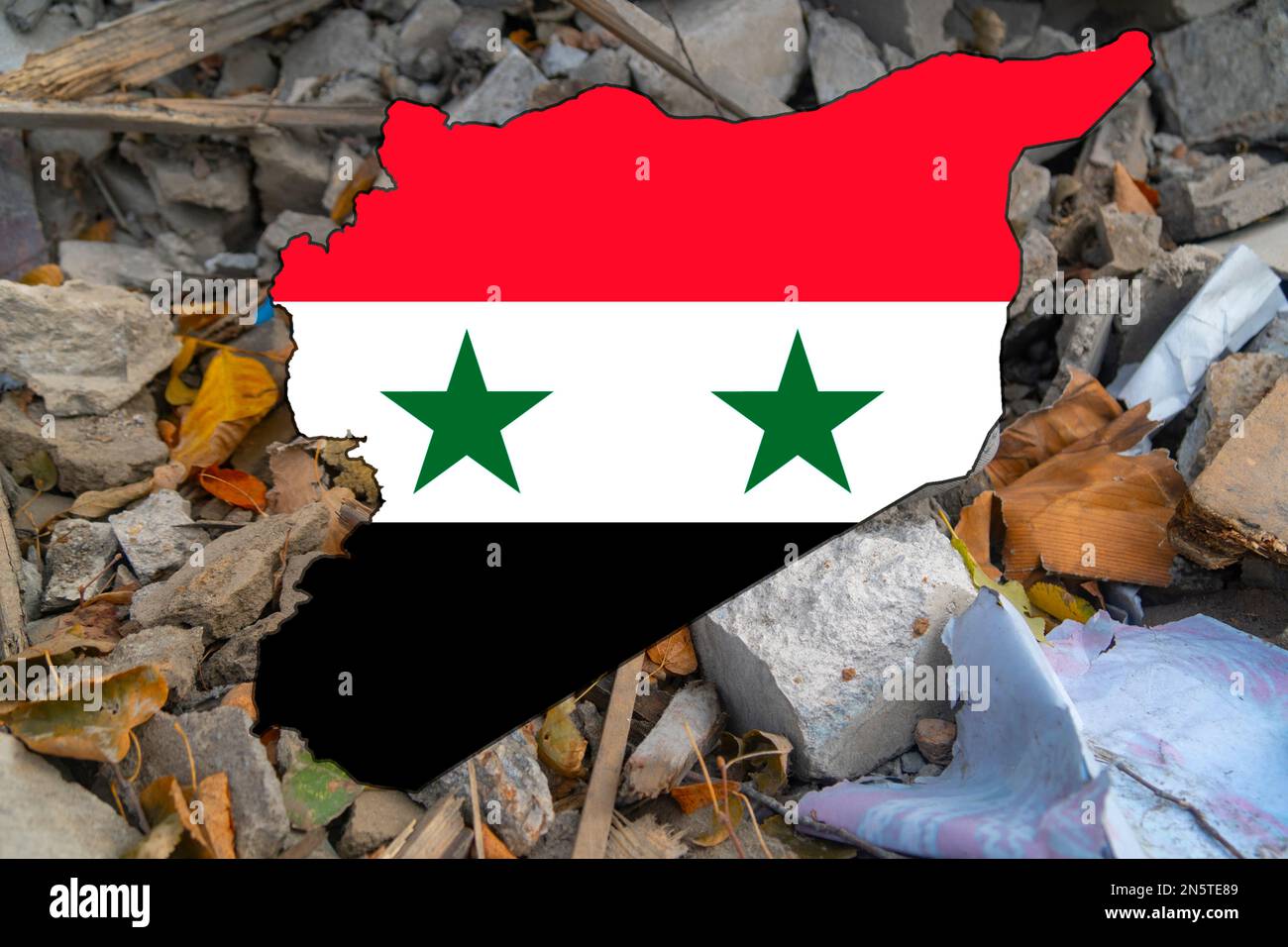 Tremblement de terre en Syrie. Le drapeau national de la Syrie sous la forme d'une carte de la Syrie sur le fond des vestiges d'un bâtiment détruit Banque D'Images