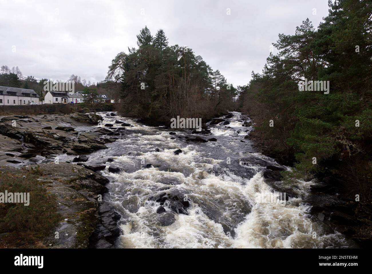 Les chutes de Dochart juste à côté du sentier de randonnée Rob Roy Way à Killin, dans le Perthshire, au Loch Lomond et au parc national des Trossachs, en Écosse. Banque D'Images