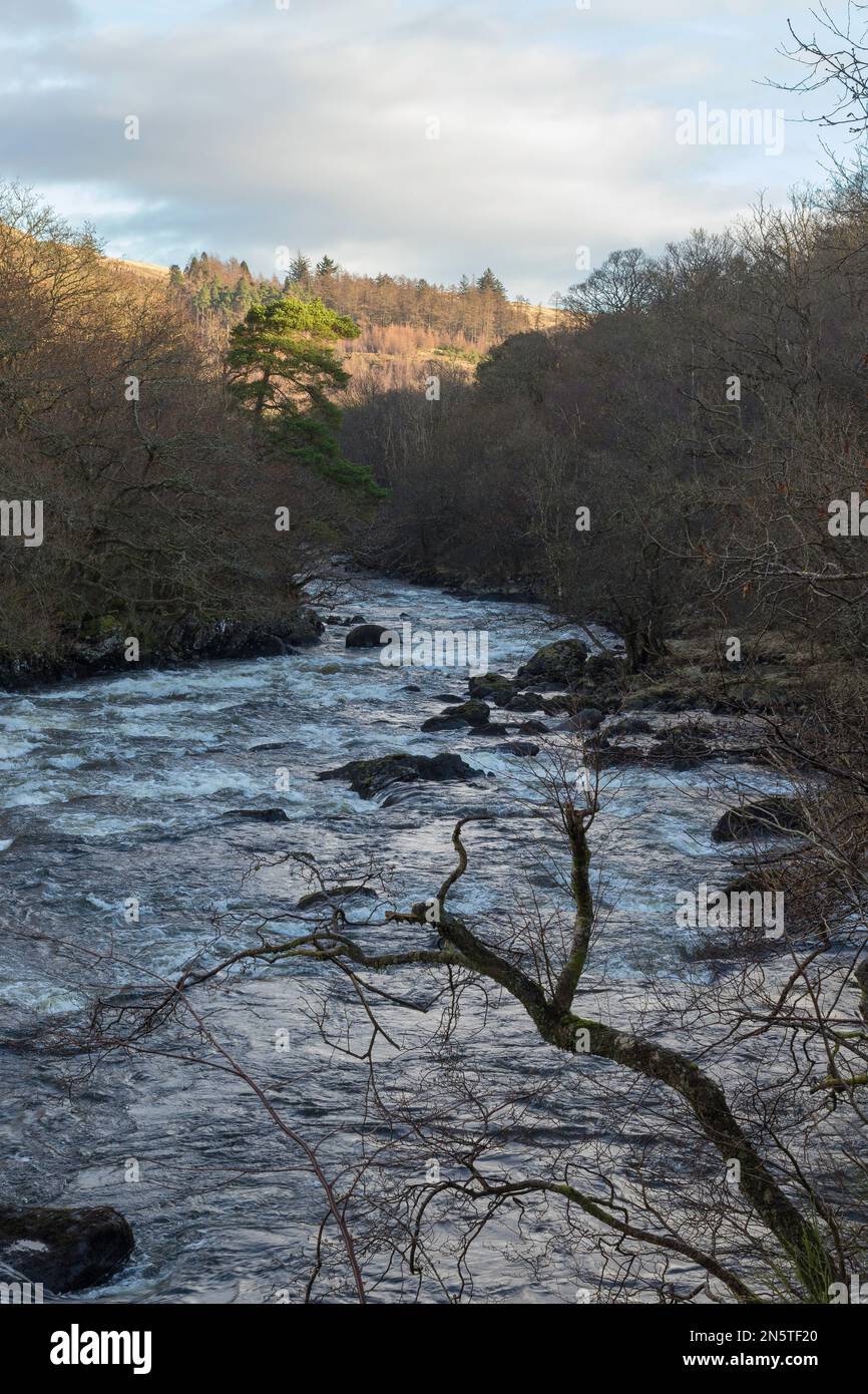 Vue vers le sud sur la rivière Leny. (Alias Garbh Uisge) de la route Rob Roy au col de Leny, Loch Lomond et du parc national des Trossachs, Écosse. Banque D'Images