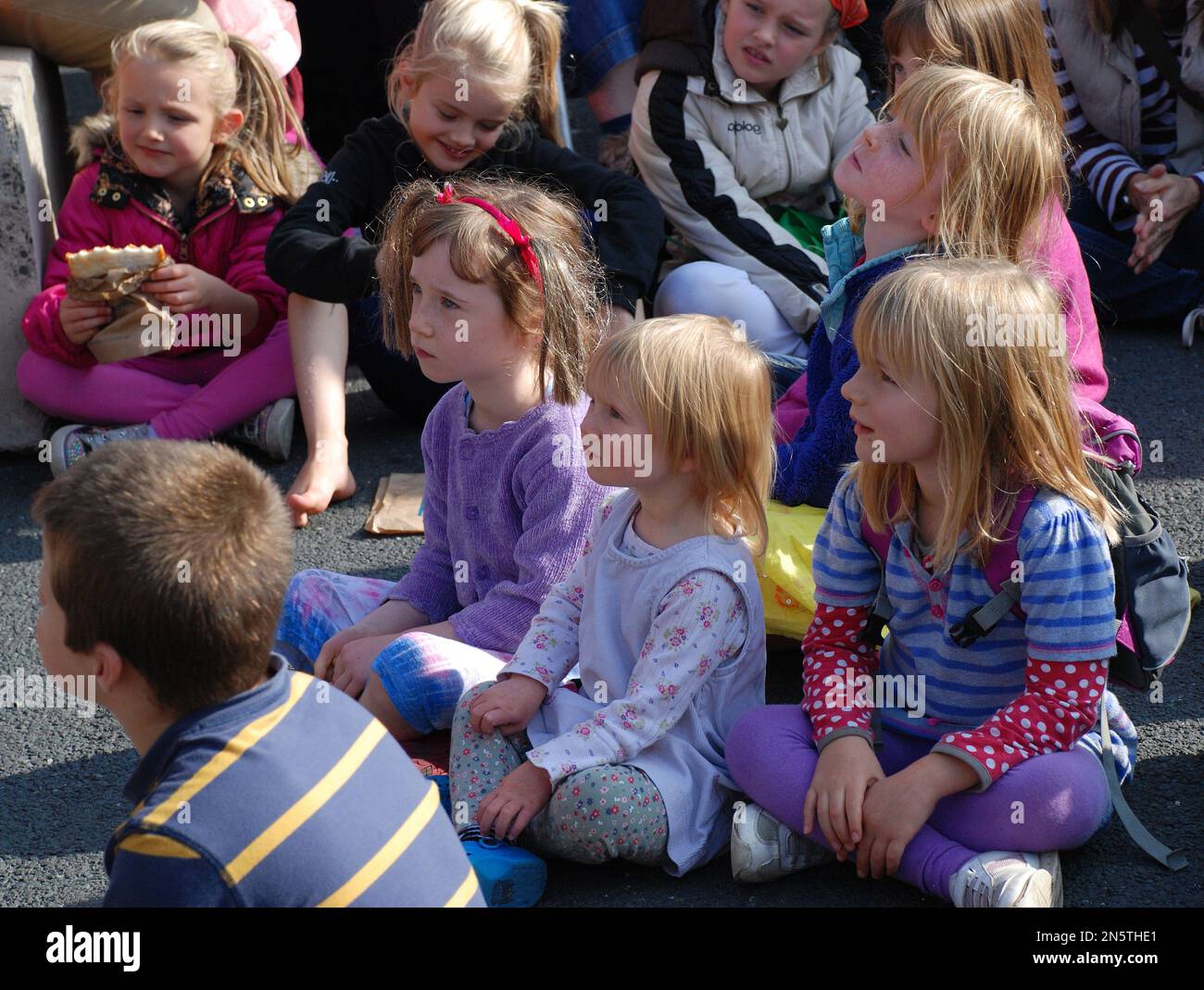 De jeunes enfants regardent des marionnettes lors d'un festival de marionnettes qui se tient à Skipton (la porte des Yorkshire Dales). Banque D'Images