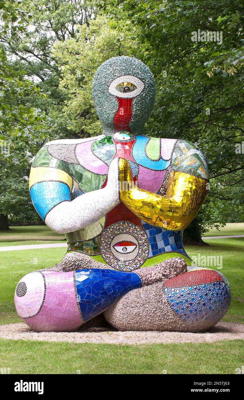 Niki de Saint Phalle « Bouddha » utilisait des miroirs, du verre et de la pierre pour créer des sculptures étincelantes et vivacantes à une échelle monumentale. Banque D'Images