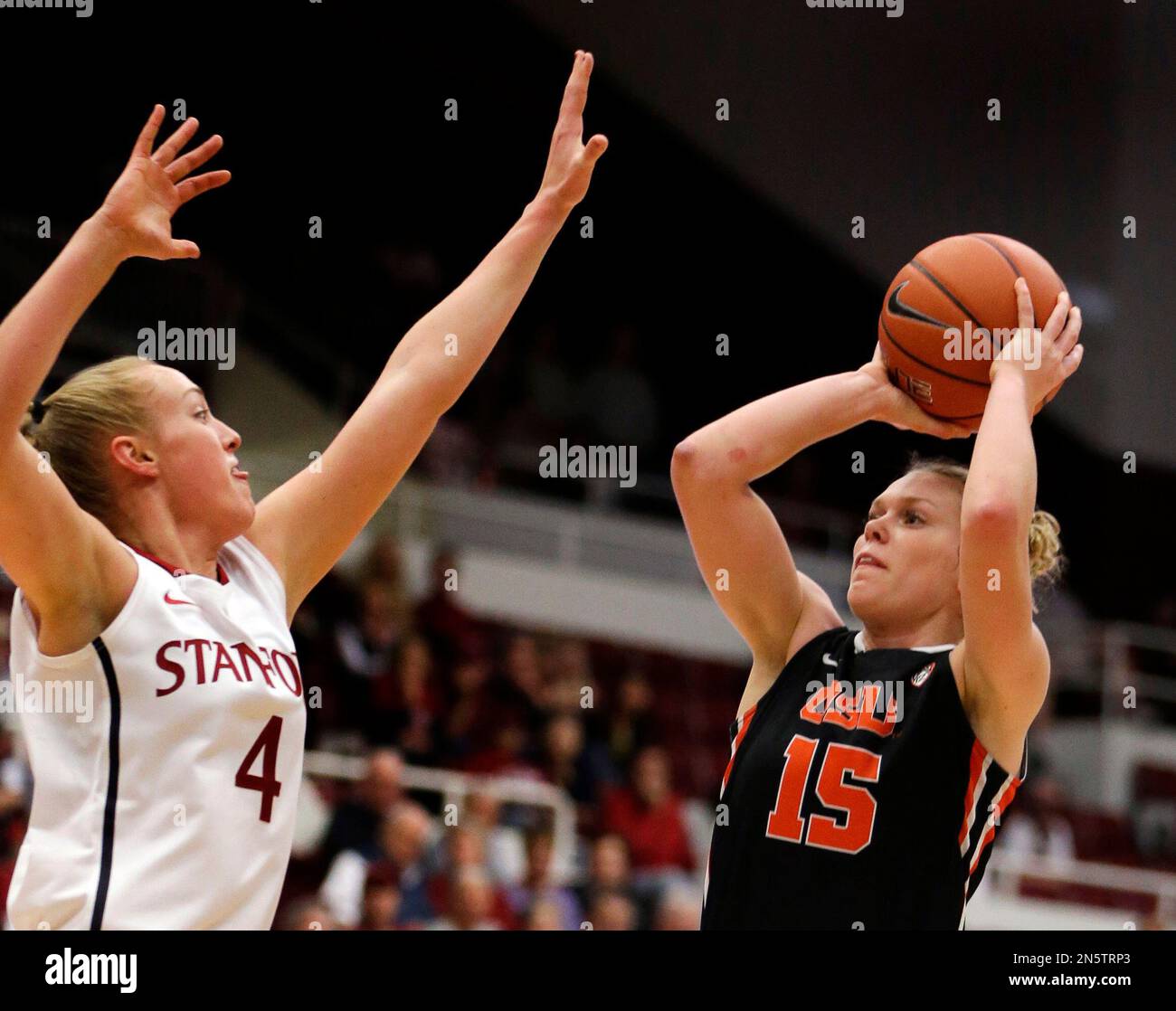 Oregon State's Jamie Weisner, right, shoots against Stanford's Taylor Greenfield (4) during the first half of an NCAA college basketball game Sunday, Jan. 5, 2014, in Stanford, Calif. (AP Photo/Ben Margot) Banque D'Images
