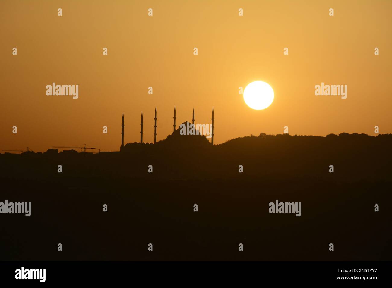 Lever de soleil au-dessus de la Grande Mosquée Camlica (Çamlıca), la plus grande mosquée de Turquie, dans le quartier d'Uskudar, sur le côté asiatique d'Istanbul, Turkiye. Banque D'Images
