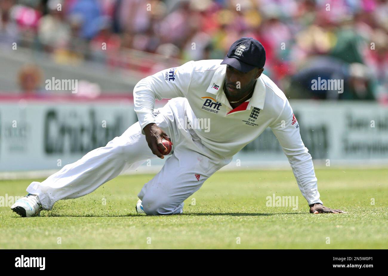 England's Michael Carberry slides on the grass as he fields the ball on the third day of their Ashes cricket test match against Australia in Sydney, Australia, Sunday, Jan. 5, 2014. (AP Photo/Rob Griffith) Banque D'Images