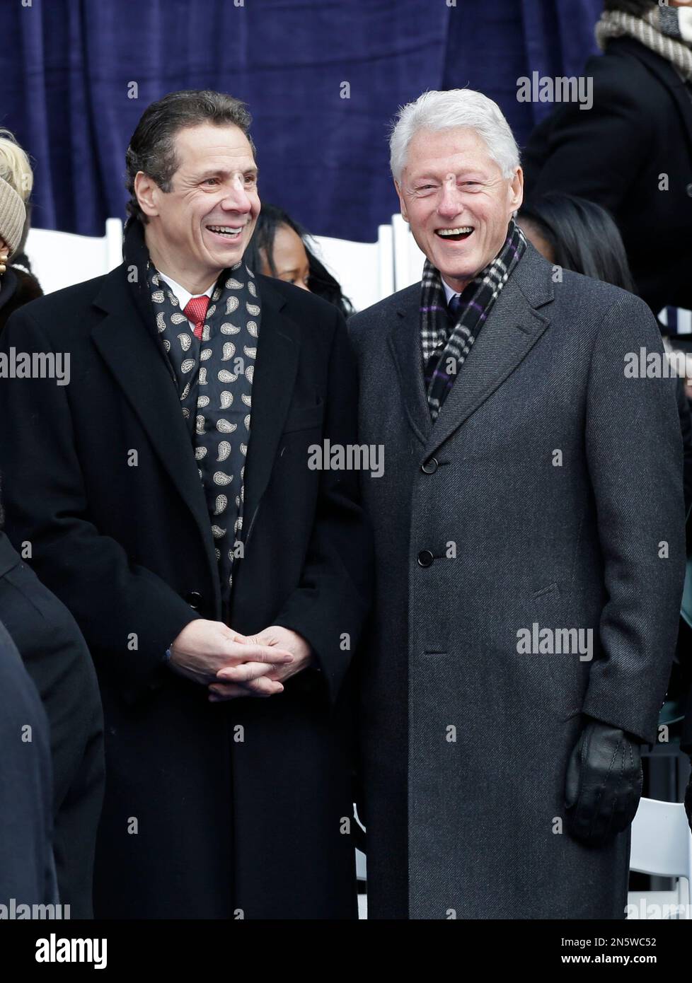 Former President Bill Clinton, and New York Gov. Andrew Cuomo arrive before Mayor-elect Bill de Blasio takes the oath of office in on the steps of City Hall Wednesday, Jan. 1, 2014, in New York. (AP Photo/Frank Franklin II) Banque D'Images