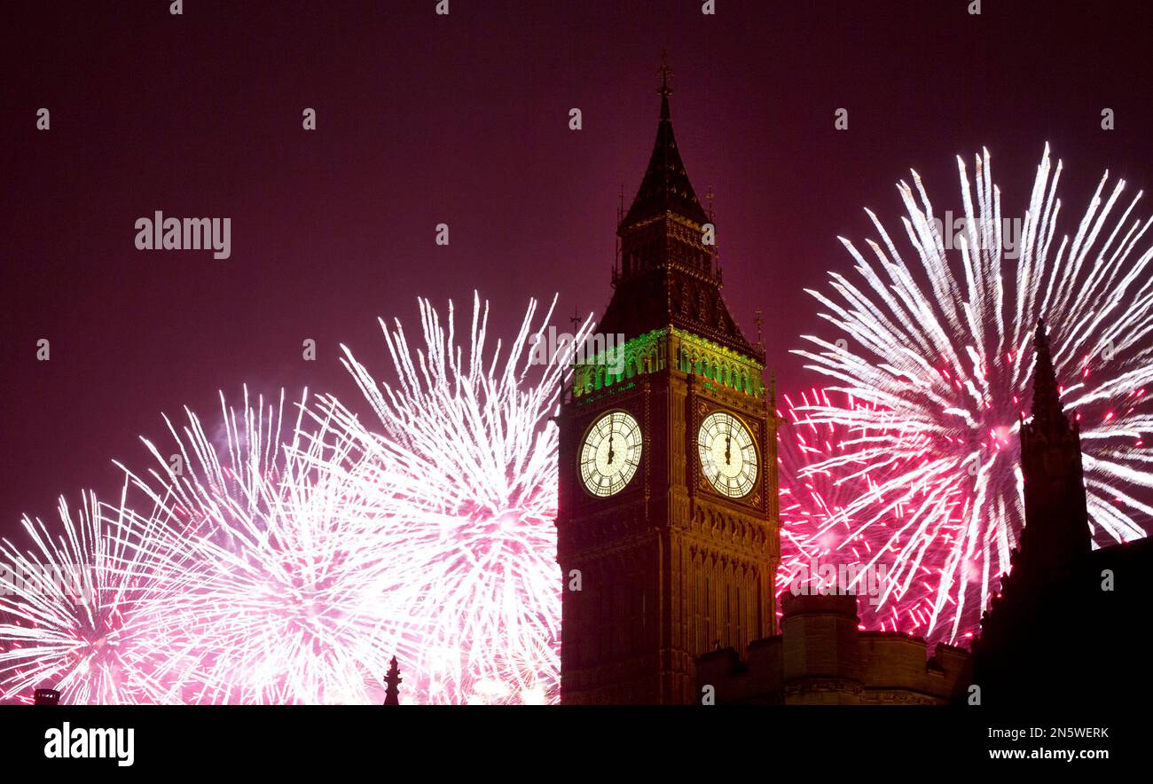 Fireworks explode over the Houses of Parliament, including Queen Elizabeth II tower which holds the bell known as Big Ben as London celebrates the arrival of New Year's Day Wednesday, Jan. 1, 2014. The annual firework display is the culmination of the New Year's Eve celebrations.(AP Photo/Alastair Grant) Banque D'Images