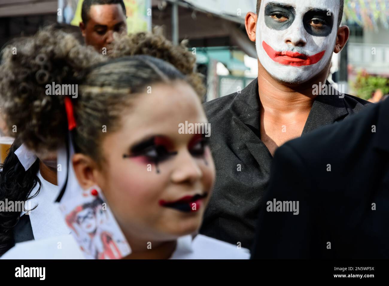 Maragogipe, Bahia, Brésil - 27 février 2017: Les gens sont vus pendant le carnaval de Maragogipe, Bahia, vêtu de vêtements typiques. Banque D'Images