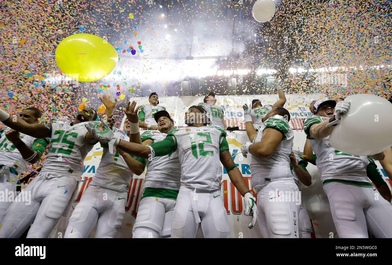 Oregon players celebrate the team's win over Texas in the Valero Alamo Bowl NCAA college football game, Monday, Dec. 30, 2013, in San Antonio. Oregon won 30-7. (AP Photo/Eric Gay) Banque D'Images