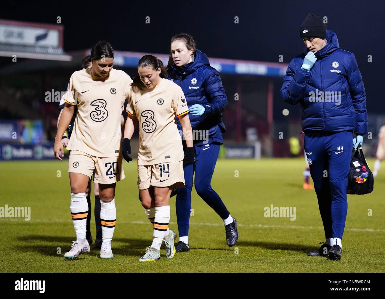 Fran Kirby de Chelsea (deuxième à gauche) quitte le terrain après avoir pris une blessure, alors que Sam Kerr, coéquipier, vérifie son état lors du match de demi-finale de la coupe continentale des pneus FA pour femmes au stade de construction de Chigwell, Dagenham. Date de la photo: Jeudi 9 février 2023. Banque D'Images