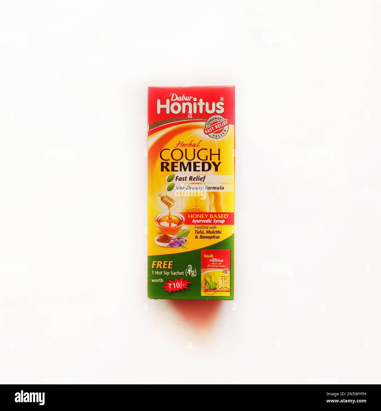 Dabur Honitus Herbal toux remède sirop dans un fond isolé. Banque D'Images Dabur Honitus Herbal toux remède sirop dans un fond isolé. Banque D'Images
