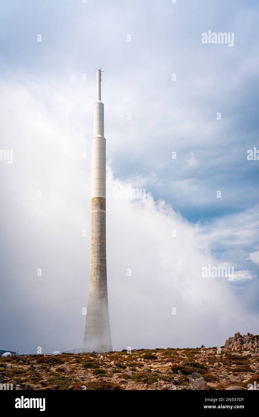 Une tour imposante sur fond de ciel nuageux, une vue majestueuse à admirer Banque D'Images