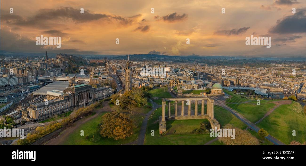 Édimbourg, Écosse, centre-ville d'Édimbourg vue aérienne depuis Calton Hill montrant le château d'Édimbourg, gare de Waverley. Attractions touristiques Banque D'Images