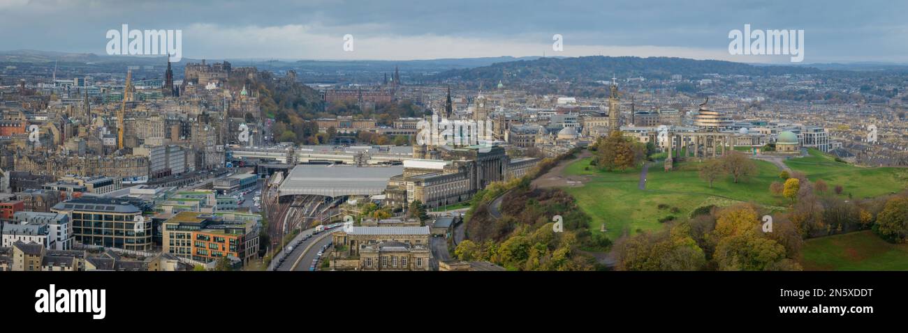 Édimbourg, Écosse, centre-ville d'Édimbourg vue aérienne depuis Calton Hill montrant le château d'Édimbourg, gare de Waverley. Attractions touristiques Banque D'Images