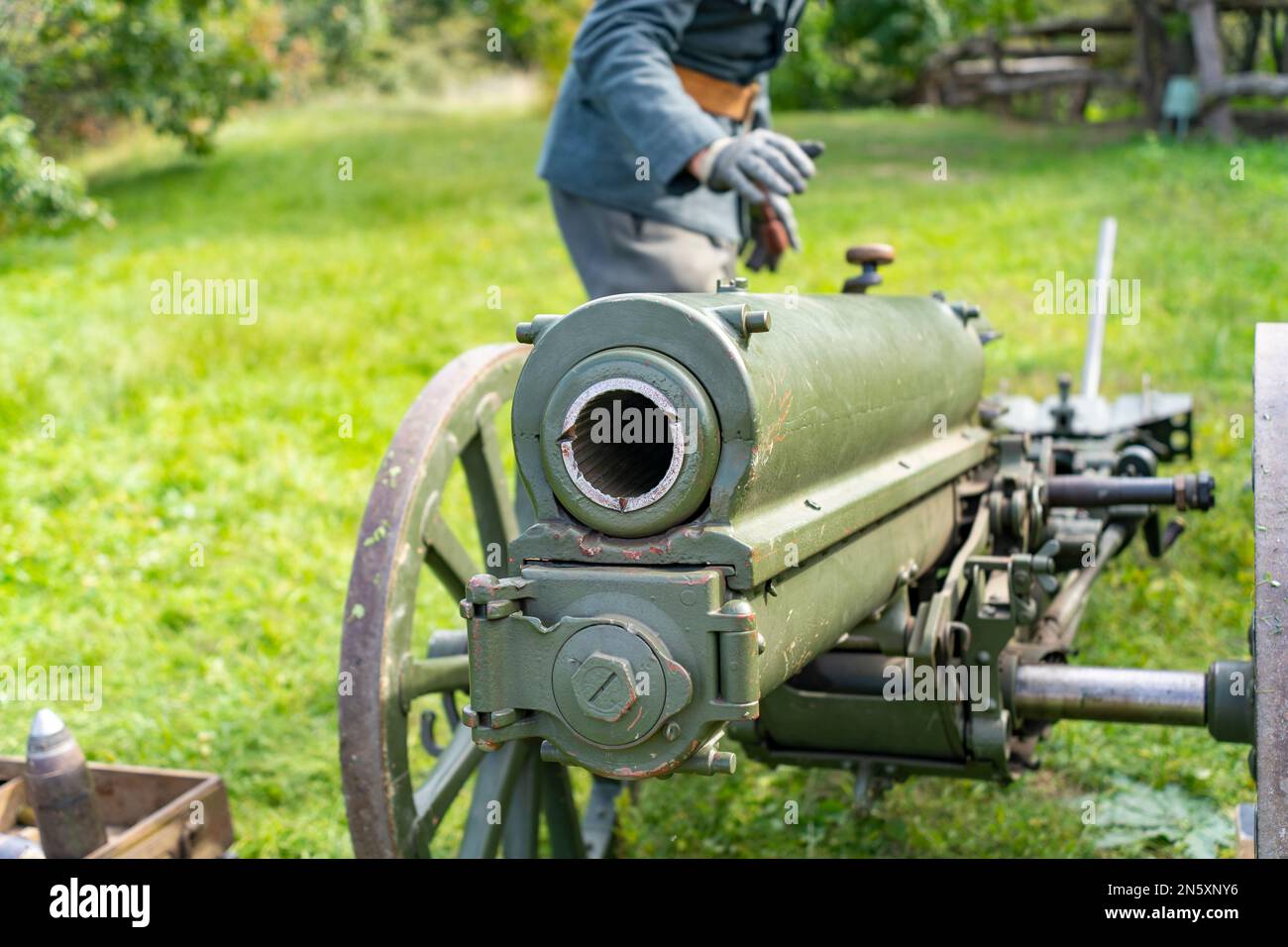 Première Guerre mondiale 15 cm Feldhaubitze M 14. Et les soldats portant les uniformes de l'armée Autriche-Hongrie de la première Guerre mondiale à côté. Banque D'Images