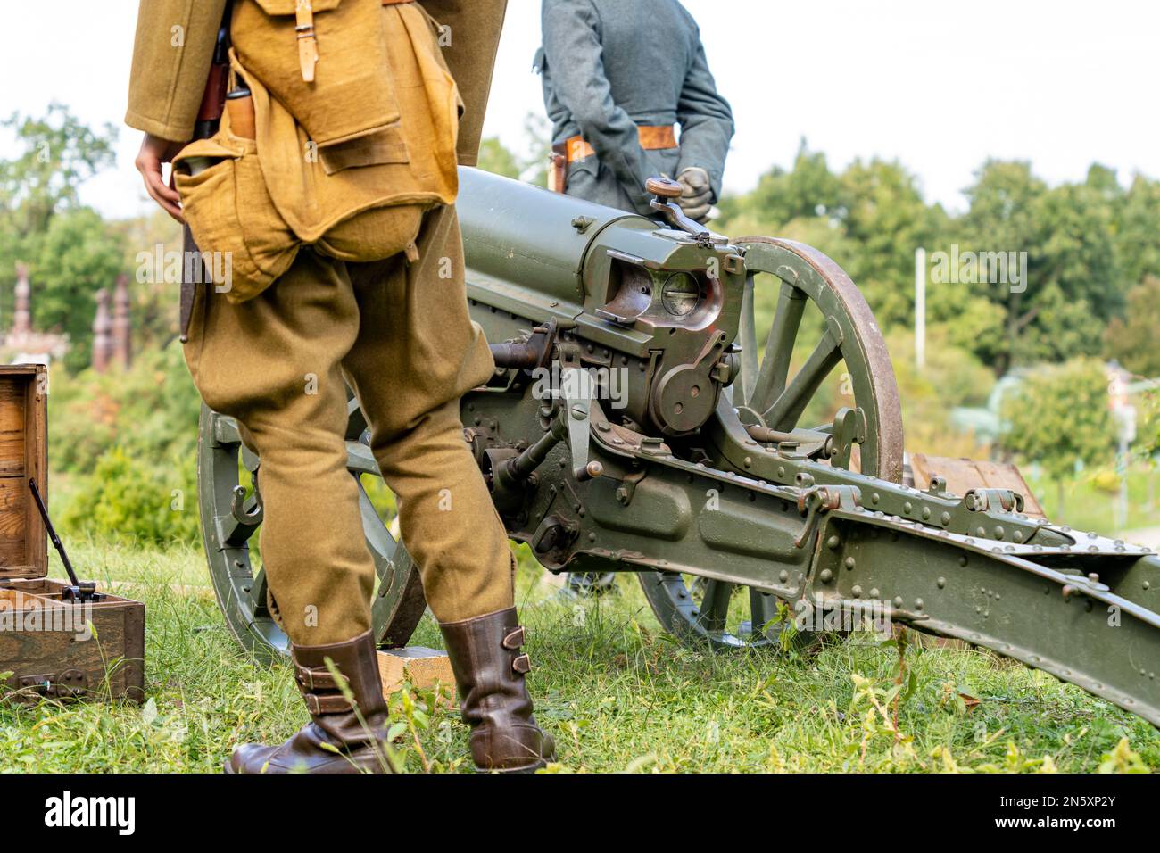 Première Guerre mondiale 15 cm Feldhaubitze M 14. Et les soldats portant les uniformes de l'armée Autriche-Hongrie de la première Guerre mondiale à côté. Banque D'Images
