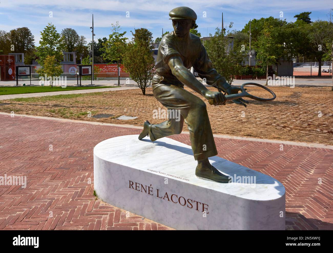 Statue de René Lacoste sur les courts de tennis Roland Garros Banque D'Images