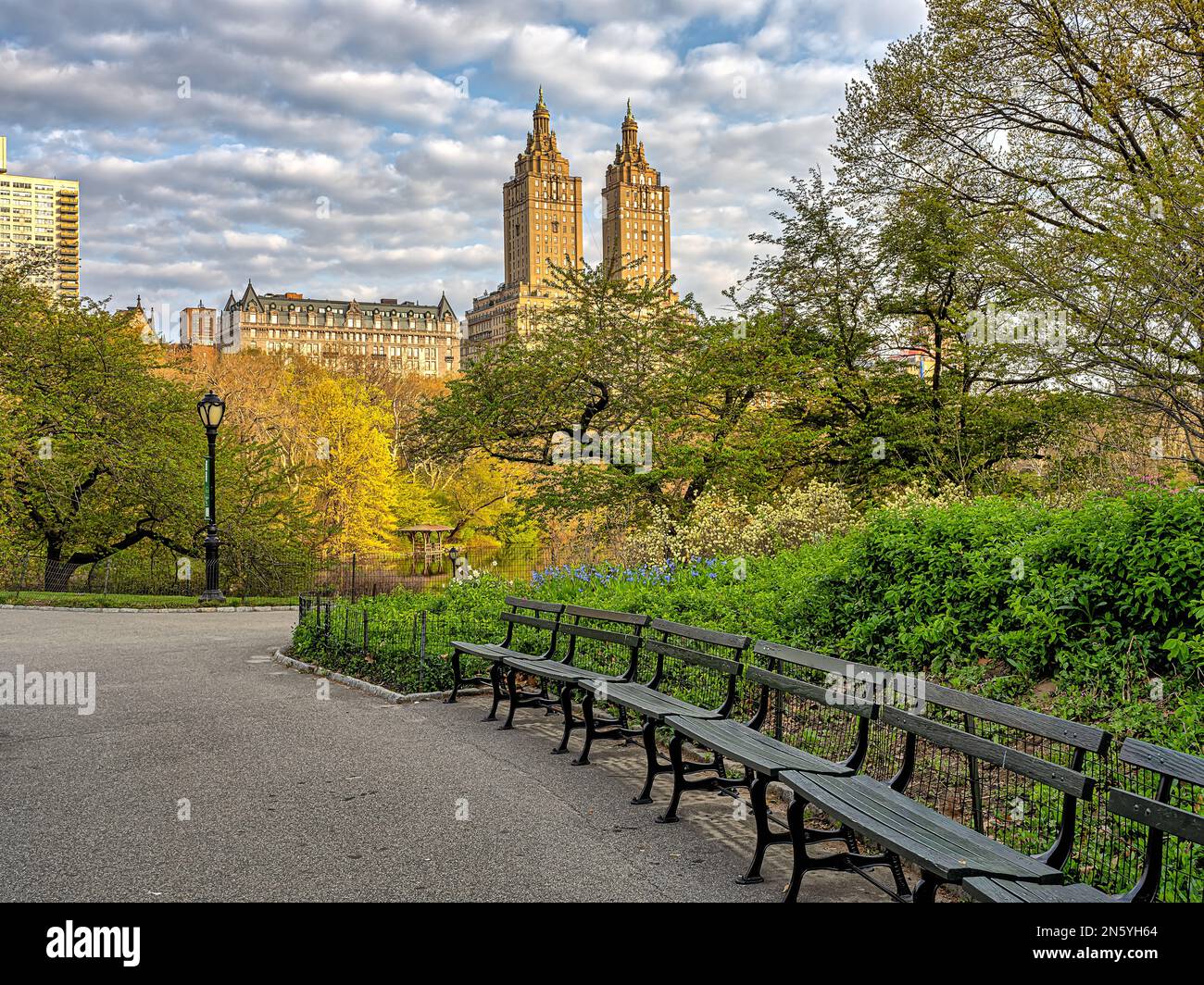 Printemps à Central Park, New York, par temps nuageux Banque D'Images