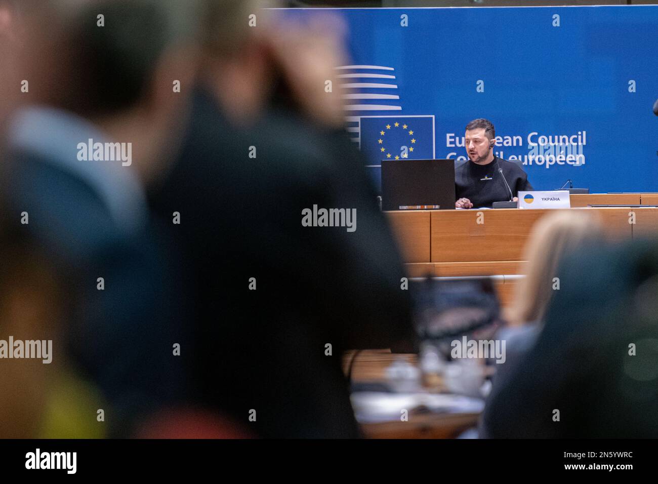 BRUXELLES - le président ukrainien Volodymyr Zelensky durant la première journée d'un sommet de l'UE inséré. La réunion examinera, entre autres, le soutien de l'UE à l'Ukraine et les problèmes croissants de migration en Europe. ANP JONAS ROOSENS pays-bas hors - belgique hors Banque D'Images