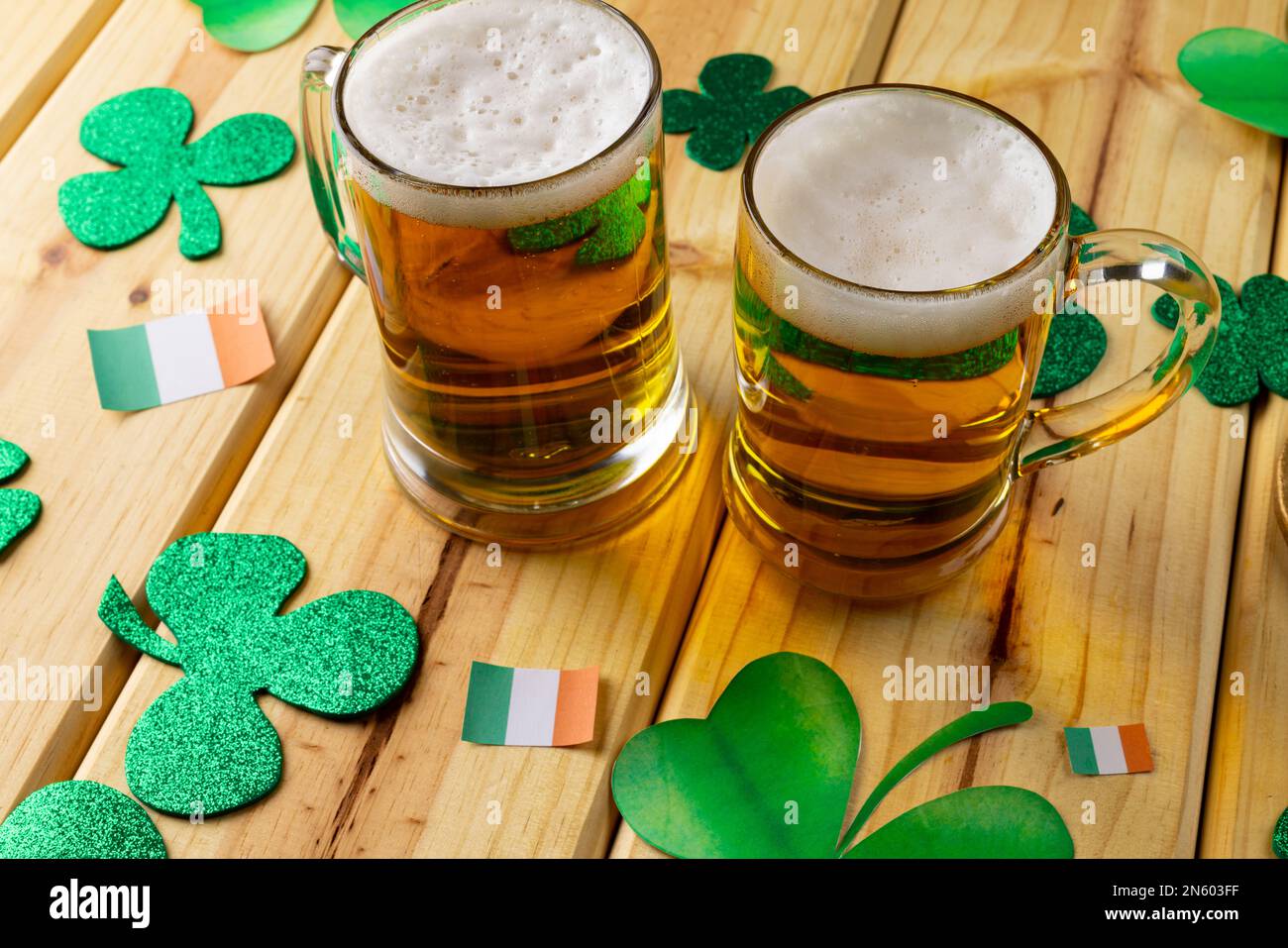 Image de verres à bière, trèfle et drapeau de l'irlande sur fond de bois  Photo Stock - Alamy