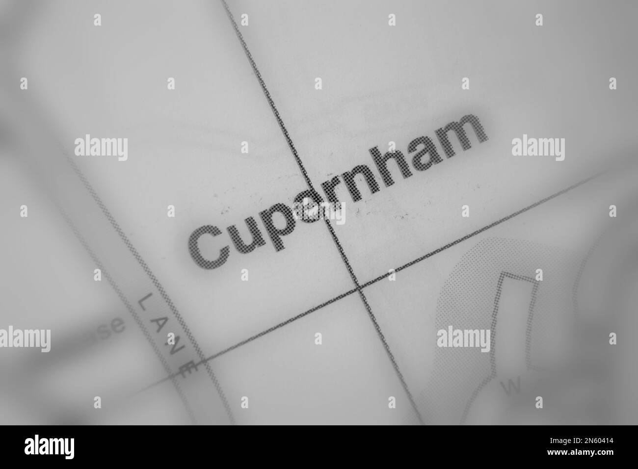 Cupernham village, Hampshire, Royaume-Uni carte de l'atlas nom de la ville - Tilt-shift noir et blanc Banque D'Images