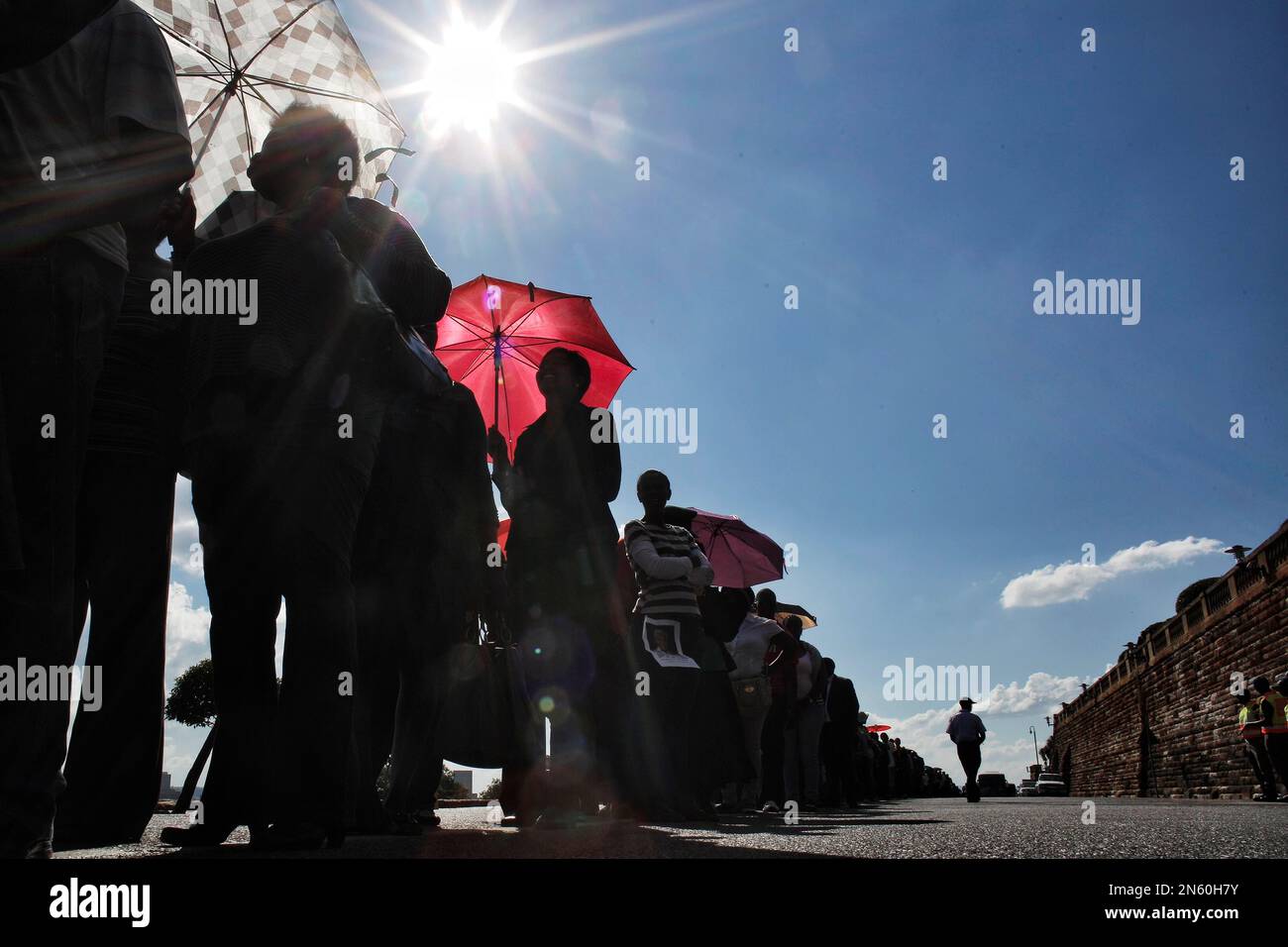 Hundreds people line up to see the casket of Nelson Mandela at the Union Buildings in Pretoria, South Africa, Wednesday Dec. 11, 2013. The casket of anti-apartheid icon Nelson Mandela, draped in the multi-colored South African flag, arrived Wednesday at the seat of power in the country's capital for public viewing. (AP Photo/Markus Schreiber) Banque D'Images