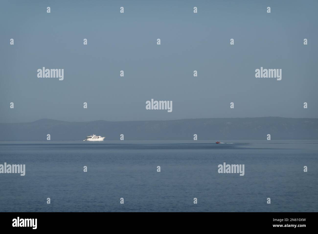 Yacht à moteur de luxe à l'horizon à l'aube dans la mer Méditerranée dans l'archipel de Croatie Banque D'Images