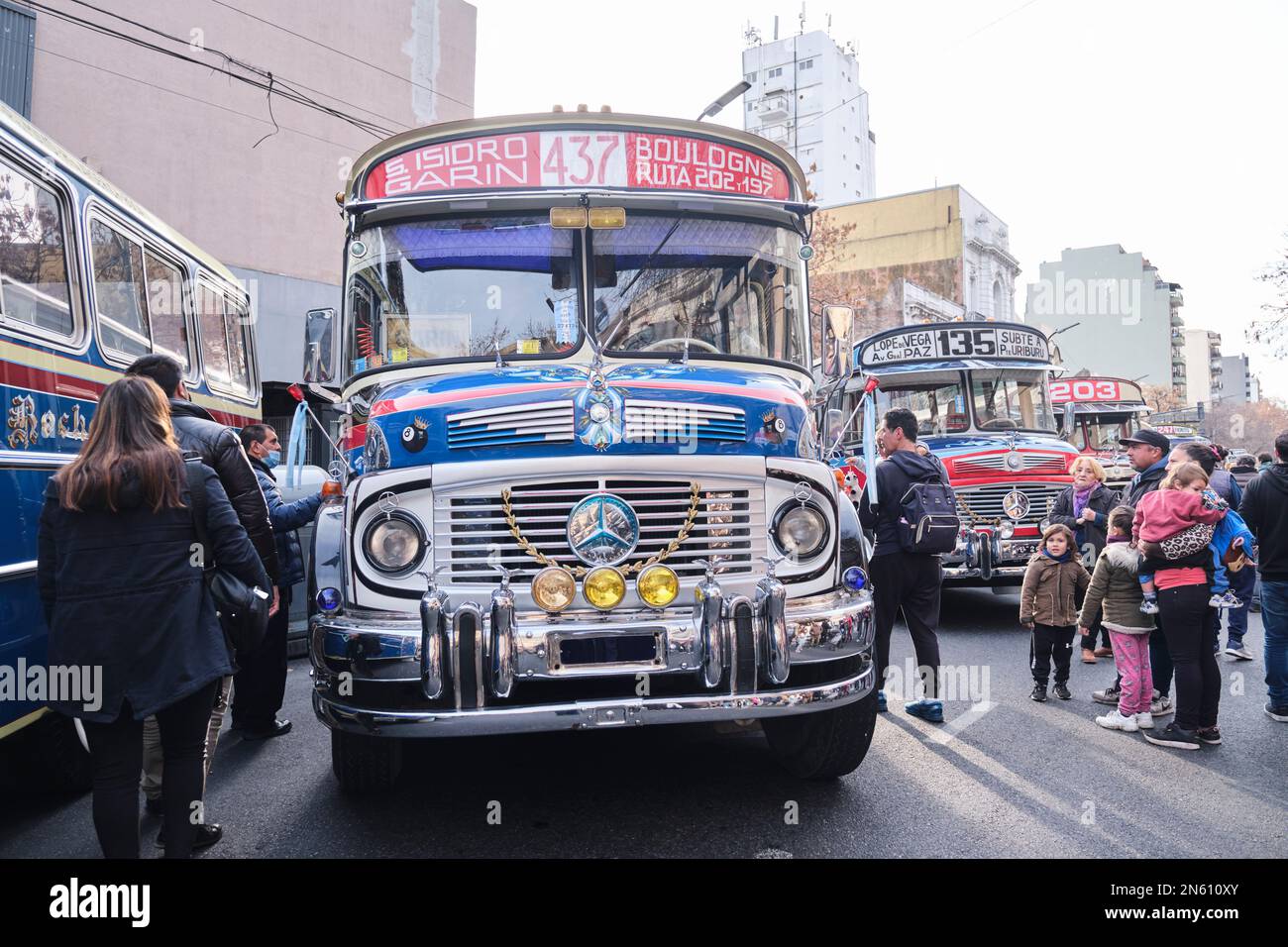 Buenos Aires, Argentine, 20 juin 2022: Mercedes Benz 911, ancien bus d'époque pour le transport public de passagers, ligne 437, lors d'une exposition de l'antiq Banque D'Images