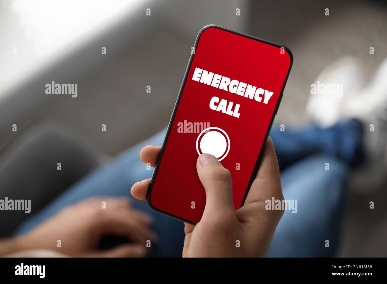 Service d'assistance téléphonique. Homme effectuant un appel d'urgence via un smartphone à l'intérieur, en gros plan Banque D'Images